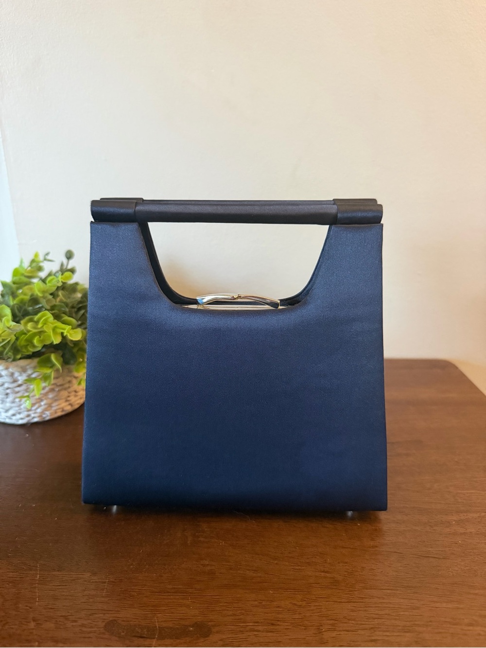 Vintage 1980’s La Regale Navy Kisslock Purse